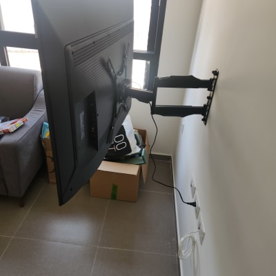 טלוויזיה מותקנת על זרוע קיר מתכווננת