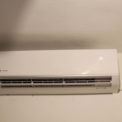 מזגן קיר עם תצוגת טמפרטורה 28 מעלות