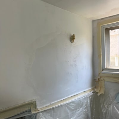 קיר עם תיקוני איטום ליד חלון