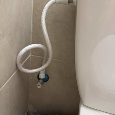 צינור מים מחובר לאסלה בחדר אמבטיה