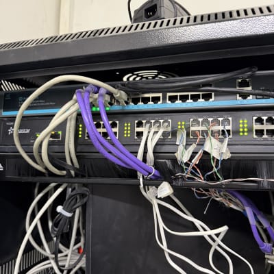ארון תקשורת עם כבלים ומתגים מחוברים