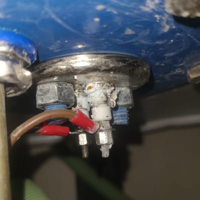 חיבורים חשמליים תחת דוד שמש עם חלודה וקורוזיה