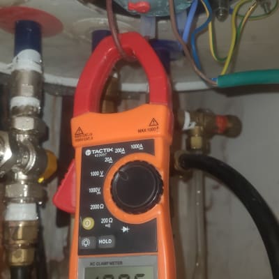 מד אמפר מחובר לחוטים בדוד שמש