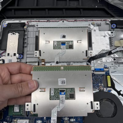 פנים מחשב נייד עם לוח אם וכונן SSD