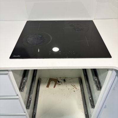 כיריים חשמליות מותקנות על משטח עבודה במטבח