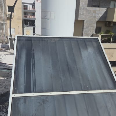 דוד שמש ומערכת סולארית על גג בניין