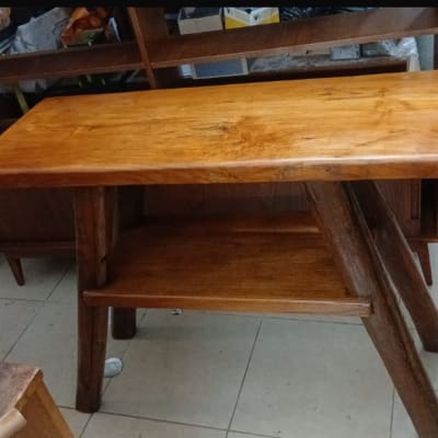 שולחן עץ עם מדף תחתון וכלי עבודה לידו