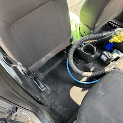 ניקוי שטיחי רכב עם צינור ואביזרים