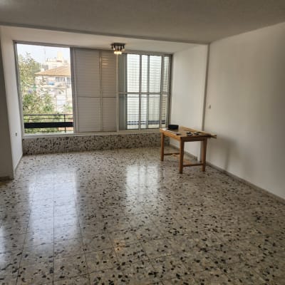 רצפה נקייה וחלון גדול בחדר ריק