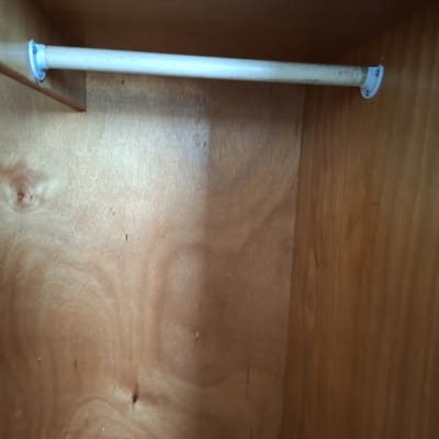 מוט תלייה בתוך ארון עץ