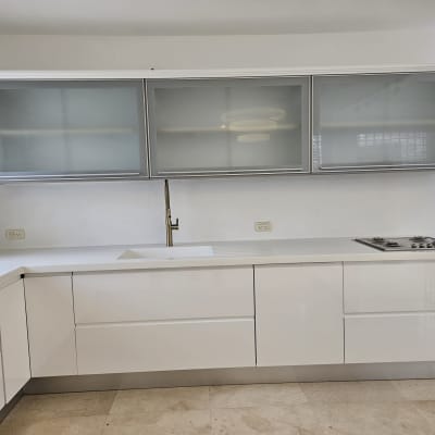 מטבח מודרני עם ארונות לבנים וכיריים גז