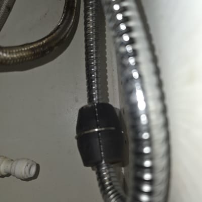 צינור מתכת גמיש עם חיבורי אינסטלציה