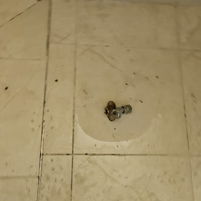 חלק צנרת מתכת על רצפה מלוכלכת