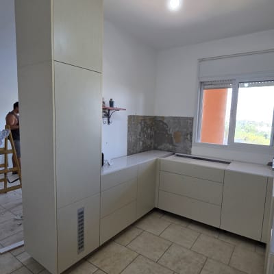 מטבח חדש עם ארונות ורצפה מרוצפת