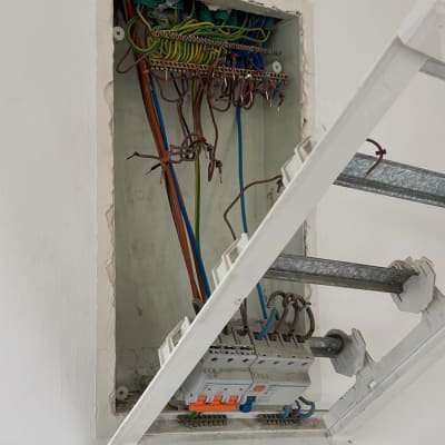 לוח חשמל פתוח עם חוטים וצינורות חשמל