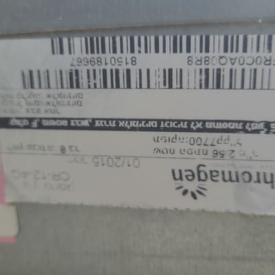 תווית על דוד שמש עם ברקוד ומידע טכני