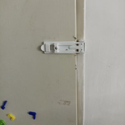 מנעול בריח לבן מותקן על דלת