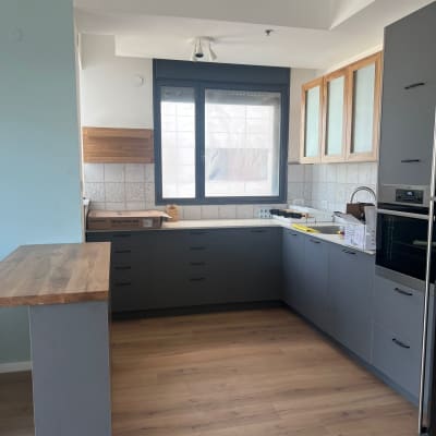 מטבח עם ארונות עץ ומשטח עבודה מעץ