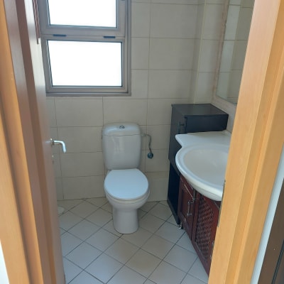 חדר אמבטיה עם אסלה וכיור לניקוי