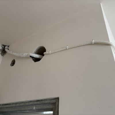 צינור מיזוג אוויר עובר דרך קיר עם חורים