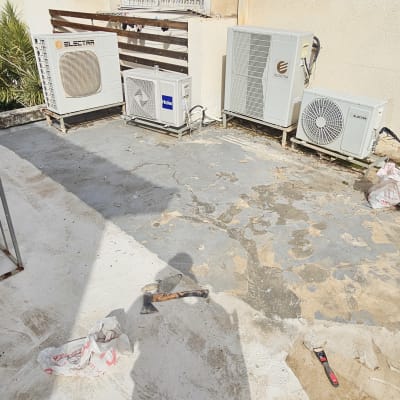 כלים וחומרים לאיטום על גג עם מזגנים