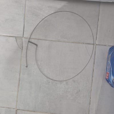 חוט מתכת על רצפת אריחים ליד נעל שחורה