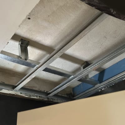 תקרת גבס עם פרופילי מתכת חשופים