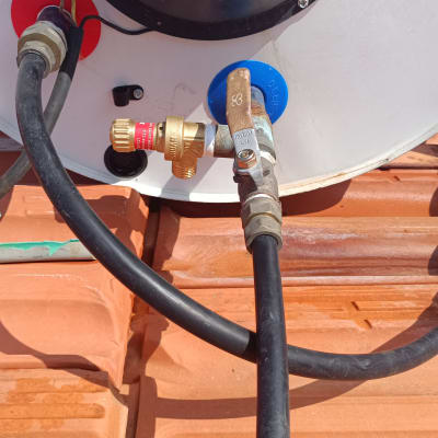 חיבורים וצינורות על דוד שמש על גג רעפים