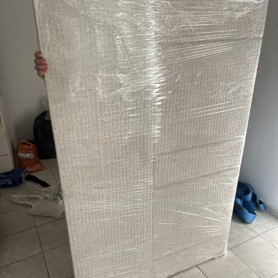 חפץ עטוף בניילון מוכן להובלה