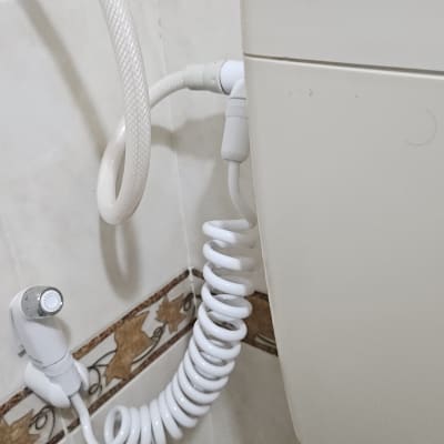 ברז מים עם צינור מסולסל בחדר אמבטיה