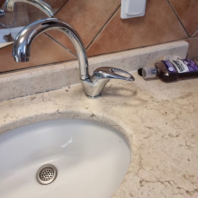 ברז כרום מותקן על כיור שיש בחדר אמבטיה