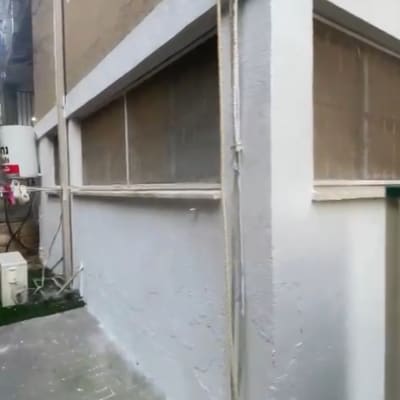 קיר חיצוני עם צינורות חשמל וחיפוי בטון