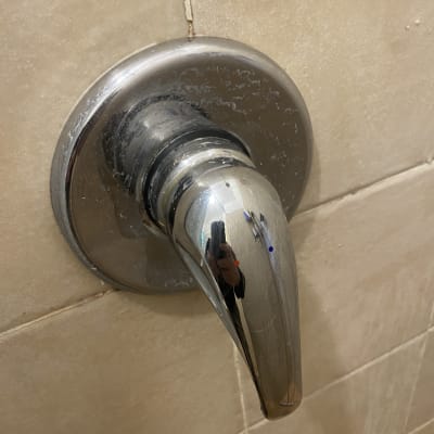 ידית ברז מתכתית עם סימני מים