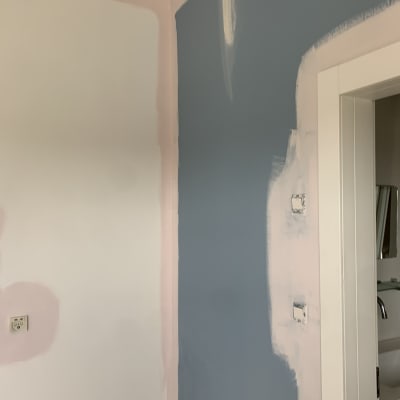 קיר בצביעה עם צבעים שונים בתהליך שיפוץ