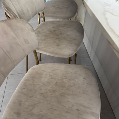 כיסאות מרופדים עם כתמים על המושב