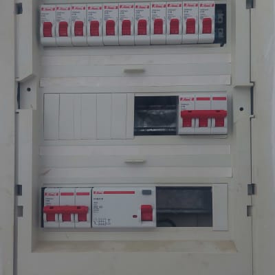 לוח חשמל עם מפסקים ומתגים אדומים