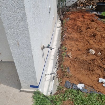 איטום קיר חיצוני עם סרט דבק כחול