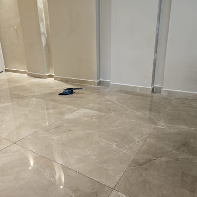 רצפה חדשה עם יעה כחול על הרצפה