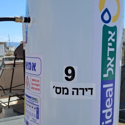 דוד שמש עם מדבקות ותוויות על גג