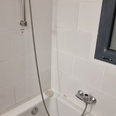 אמבטיה עם מקלחת ידית וכיורים