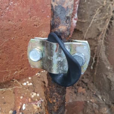 צינור חלוד עם תפסן מתכת וברגים