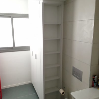 ארון מדפים לבן בחדר אמבטיה