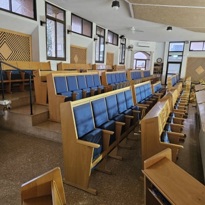 אולם ישיבה עם כיסאות עץ וכחול