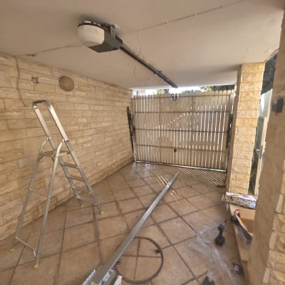 התקנת שער חשמלי עם סולם וכלי עבודה