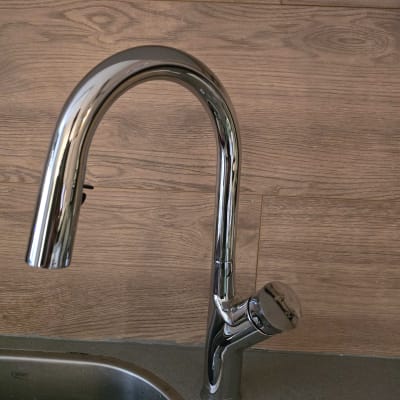 ברז מטבח כרום על רקע עץ