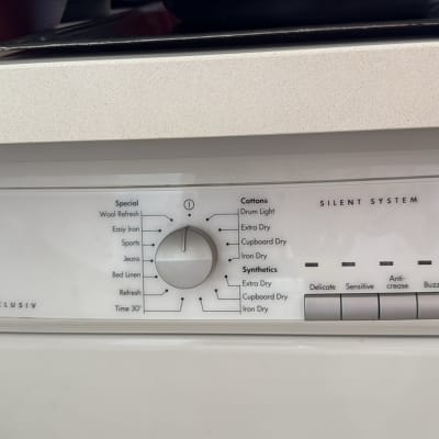 מכונת כביסה עם לוח בקרה ותוכניות ייבוש שונות