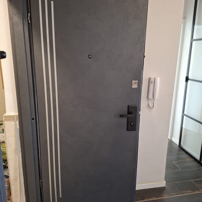 דלת מצופה עם עיצוב פסים אנכיים