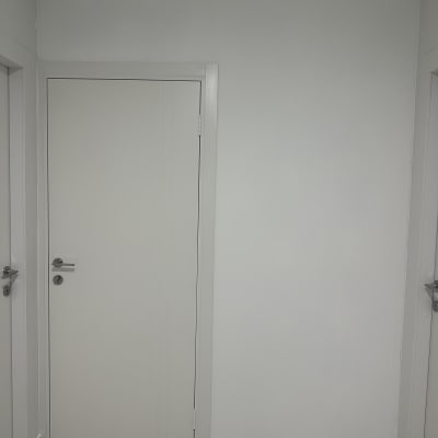 שלוש דלתות לבנות עם ידיות כסופות