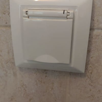 שקע חשמלי על קיר קרמיקה