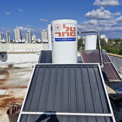 דוד שמש על גג עם קולטים בשמש